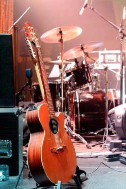 gitar ve Sahne Alanı'nda diğer müzikal donanımları