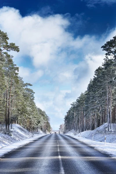 Route automobile dans la forêt d'hiver — Photo