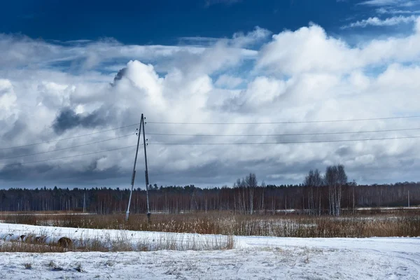 Zware sneeuw storm wolken over velden — Stockfoto