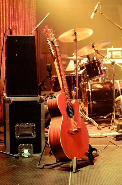 Guitarra e outros equipamentos musicais no palco — Fotografia de Stock