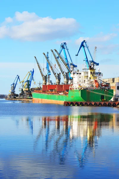 Cargo ship  loading in cargo terminal of Riga — Stock Photo, Image