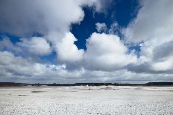 フィールド上の重い雪嵐雲 — ストック写真