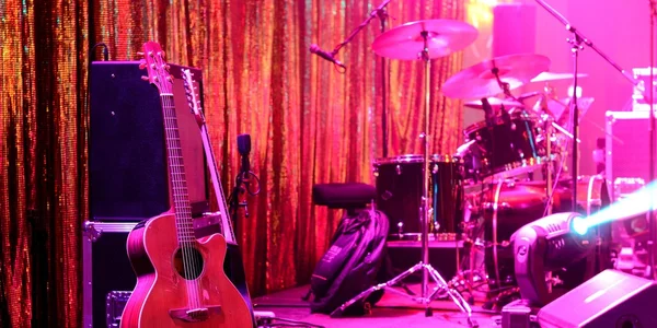 Guitarra e outros equipamentos musicais no palco — Fotografia de Stock