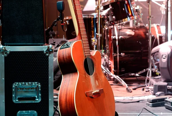 Elektrická kytara a jiná hudební zařízení — Stock fotografie
