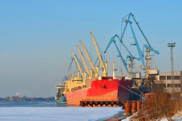 Buques de carga (graneleros) en Riga — Foto de Stock
