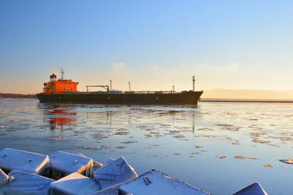 Ładunek statku płynącego w Rydze — Zdjęcie stockowe