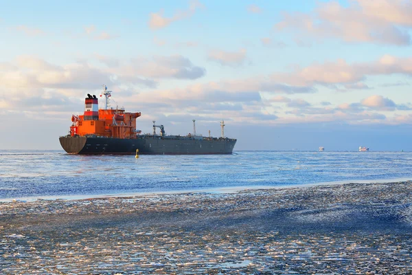 Vrachtschip zeilen in riga — Stockfoto