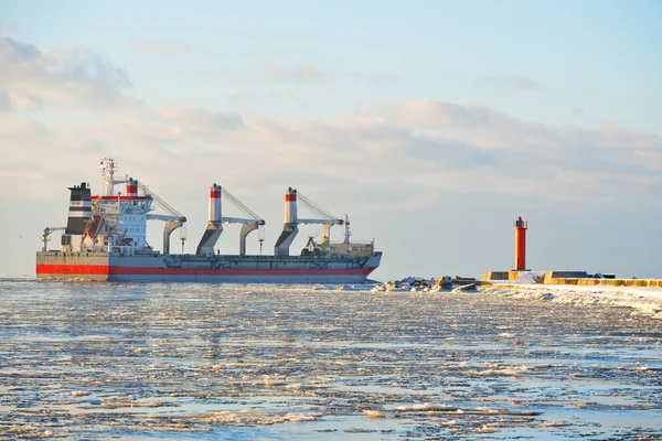 Navio de carga a navegar. Riga, Letónia — Fotografia de Stock