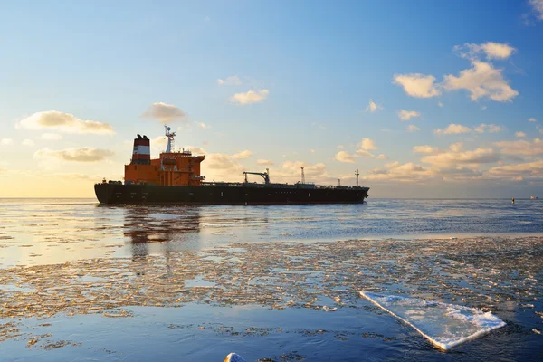Navire cargo naviguant à Riga — Photo