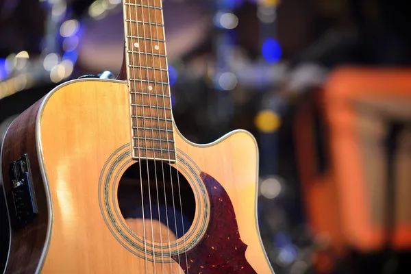 Guitarra e outros equipamentos musicais — Fotografia de Stock