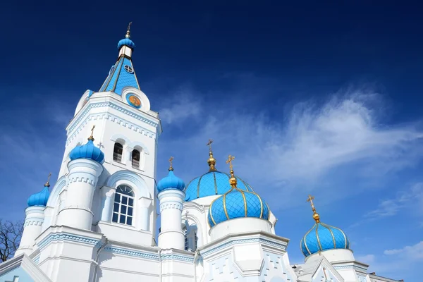 Iglesia ortodoxa blanca en Elgava, Letonia — Foto de Stock
