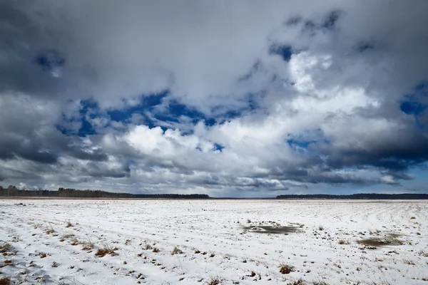 Heavy snow storm clouds over fields — Stock Photo, Image