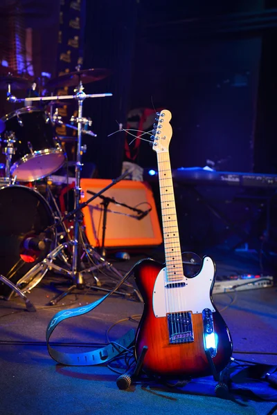 Gitara elektryczna i inny sprzęt muzyczny — Zdjęcie stockowe