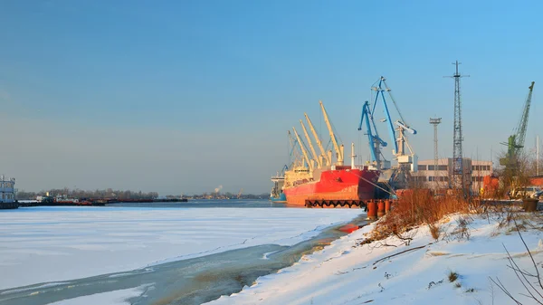 Navios de carga (graneleiros) em Riga — Fotografia de Stock