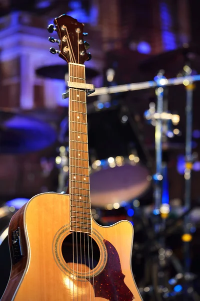 Gitara i inny sprzęt muzyczny — Zdjęcie stockowe