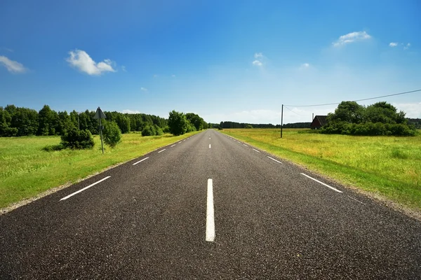 Klassieke scène van een snelweg in landelijk gebied — Stockfoto