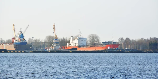 Statek w porcie cargo terminal. — Zdjęcie stockowe