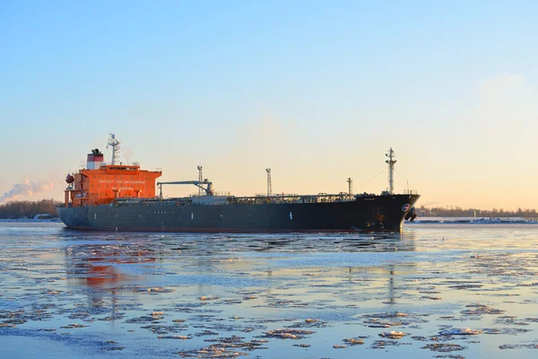 Vrachtschip zeilen in riga — Stockfoto