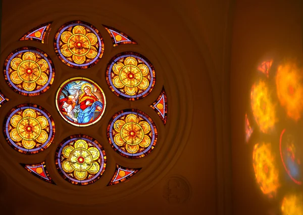 Katolický kostel staré umělecké okno — Stock fotografie