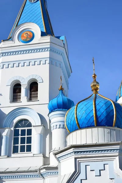 Weiße orthodoxe Kirche in Elgava, Lettland — Stockfoto