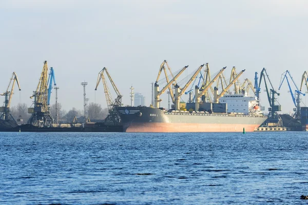 Carregamento de navios de carga no terminal de carga de Riga — Fotografia de Stock