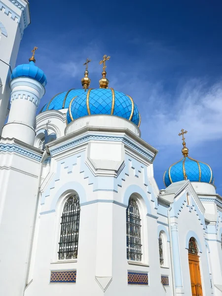 Iglesia ortodoxa blanca en Elgava, Letonia — Foto de Stock