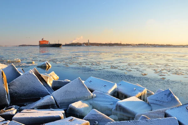 Lastfartyg (bulkfartyg) segling i riga — Stockfoto