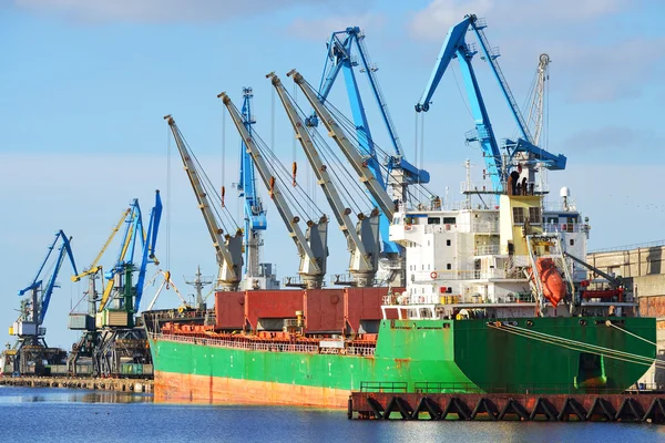 Lastfartyg laddar i cargo terminal i riga — Stockfoto