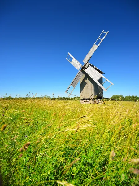 Ancien moulin à vent en bois sur l'île de Hiumaa — Photo