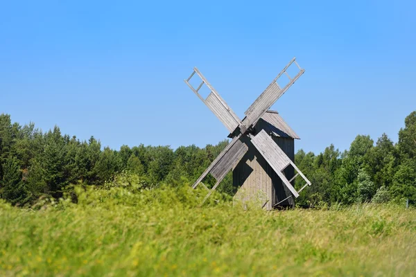 Stary drewniany wiatrak na wyspie hiumaa — Zdjęcie stockowe