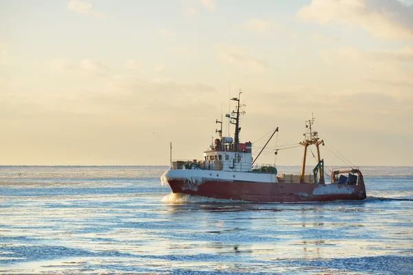 Buque pesquero congelado en puerto — Foto de Stock