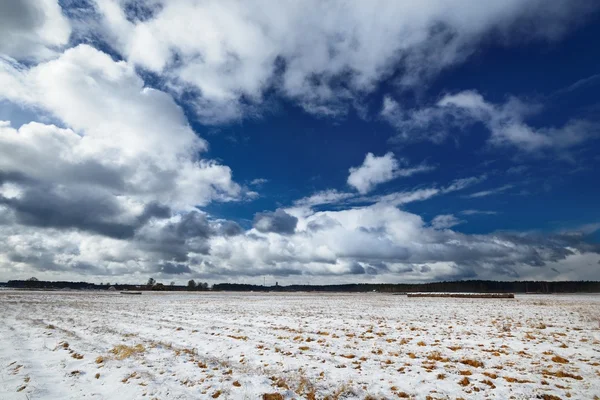 Tung snö storm moln över fälten — Stockfoto