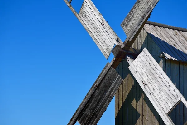 Ancien moulin à vent en bois sur l'île de Hiumaa — Photo