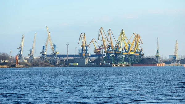 Carregamento de navios de carga no terminal de carga de Riga — Fotografia de Stock