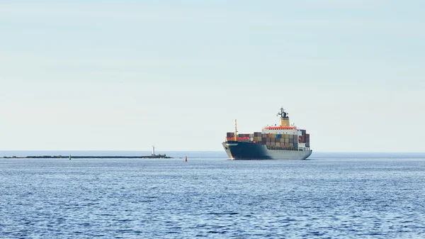 Stort transportskepp containerfartyg segling — Stockfoto
