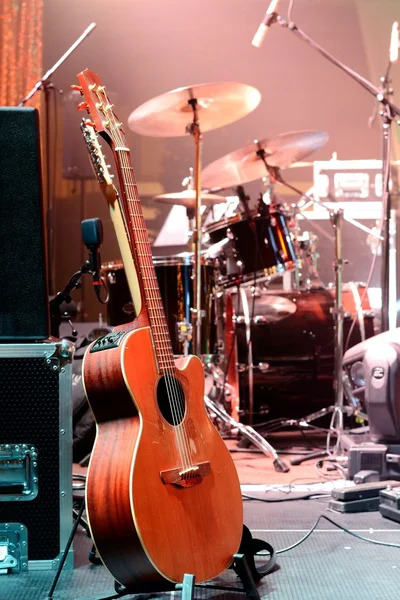 Guitarra e outros equipamentos musicais no palco — Fotografia de Stock