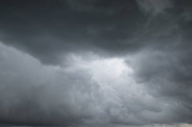 Destansı fırtına bulutları. Beyaz süslemeli günbatımı kümülüs bulutları. Doğal desen, doku, arkaplan, duvar kağıdı, 3D, grafik kaynakları, tasarım, kopyalama alanı