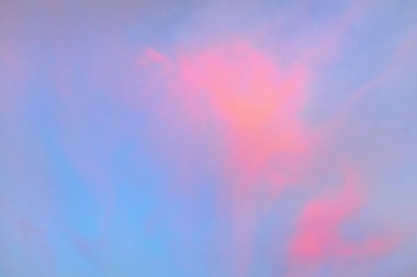 Açık mavi gökyüzü. Pembe parlayan, altın sirrus ve kümülüs bulutları fırtına üstüne, yumuşak güneş ışığı. Gün batımı bulutları. Meteoroloji, gece yarısı güneşi, cennet, huzur, grafik kaynakları, resimli panoramik manzara