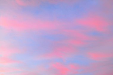 Açık mavi gökyüzü. Pembe parlayan, altın sirrus ve kümülüs bulutları fırtına üstüne, yumuşak güneş ışığı. Gün batımı bulutları. Meteoroloji, gece yarısı güneşi, cennet, huzur, grafik kaynakları, resimli panoramik manzara