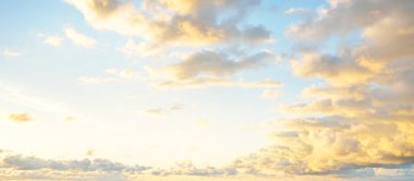 Açık mavi gökyüzü, pembe ve altın rengi sirrus ve günbatımında fırtına üstüne kümülüs bulutları. Dramatik bulut manzarası. Sanat, meteoroloji, cennet, umut, barış, grafik kaynakları, resimli panoramik manzara