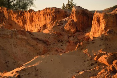 Gün batımında kırmızı kumtaşı kanyonunun panoramik manzarası. Açık mavi gökyüzü. Atmosferik manzara. Seyahat noktaları, dönüm noktaları, doğa, çevre, ekoloji, eko-turizm, yürüyüş, keşif