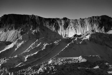 Kırmızı kumtaşı kanyonunun panoramik görüntüsü (taş ocağı). Atmosferik siyah beyaz manzara. Seyahat yerleri, dönüm noktaları, doğa, çevre, ekoloji, eko-turizm, yürüyüş, keşif. Doğal doku.