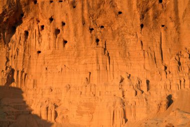 Gün batımında kırmızı kumtaşı kanyonunun panoramik manzarası. Kuş yuvaları. Atmosferik manzara. Seyahat noktaları, dönüm noktaları, doğa, çevre, ekoloji, tarih, jeoloji, arkeoloji kavramları