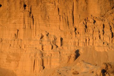 Gün batımında kırmızı kumtaşı kanyonunun panoramik manzarası. Atmosferik manzara. Seyahat yerleri, dönüm noktaları, doğa, çevre, ekoloji, eko-turizm, yürüyüş, keşif. Doğal doku.