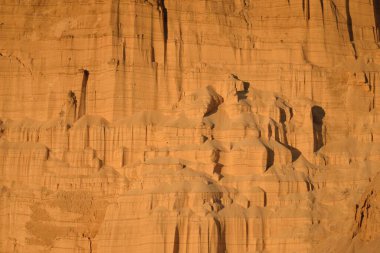 Gün batımında kırmızı kumtaşı kanyonunun panoramik manzarası. Atmosferik manzara. Seyahat yerleri, dönüm noktaları, doğa, çevre, ekoloji, eko-turizm, yürüyüş, keşif. Doğal doku.