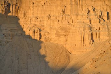 Gün batımında kırmızı kumtaşı kanyonunun panoramik manzarası. Atmosferik manzara. Seyahat yerleri, dönüm noktaları, doğa, çevre, ekoloji, eko-turizm, yürüyüş, keşif. Doğal doku.