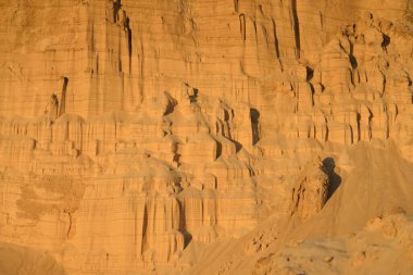 Gün batımında kırmızı kumtaşı kanyonunun panoramik manzarası. Atmosferik manzara. Seyahat yerleri, dönüm noktaları, doğa, çevre, ekoloji, eko-turizm, yürüyüş, keşif. Doğal doku.