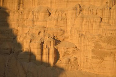 Gün batımında kırmızı kumtaşı kanyonunun panoramik manzarası. Atmosferik manzara. Seyahat yerleri, dönüm noktaları, doğa, çevre, ekoloji, eko-turizm, yürüyüş, keşif. Doğal doku.