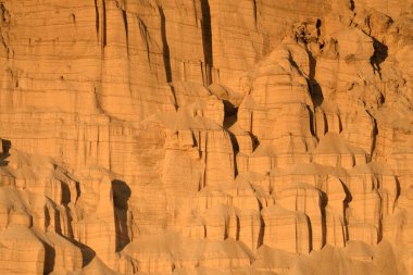 Gün batımında kırmızı kumtaşı kanyonunun panoramik manzarası. Atmosferik manzara. Seyahat yerleri, dönüm noktaları, doğa, çevre, ekoloji, eko-turizm, yürüyüş, keşif. Doğal doku.