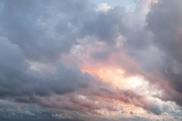 晴朗的蓝天 风暴过后 明亮的粉色和金色的卷云和积雨云 柔和的阳光 戏剧性的日落笼罩在云雾之中 气象学 图像资源 风景如画的全景 — 图库照片